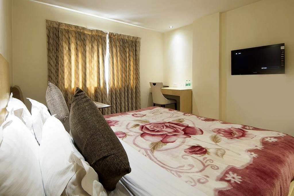 Mayur Hotel New Delhi Bagian luar foto