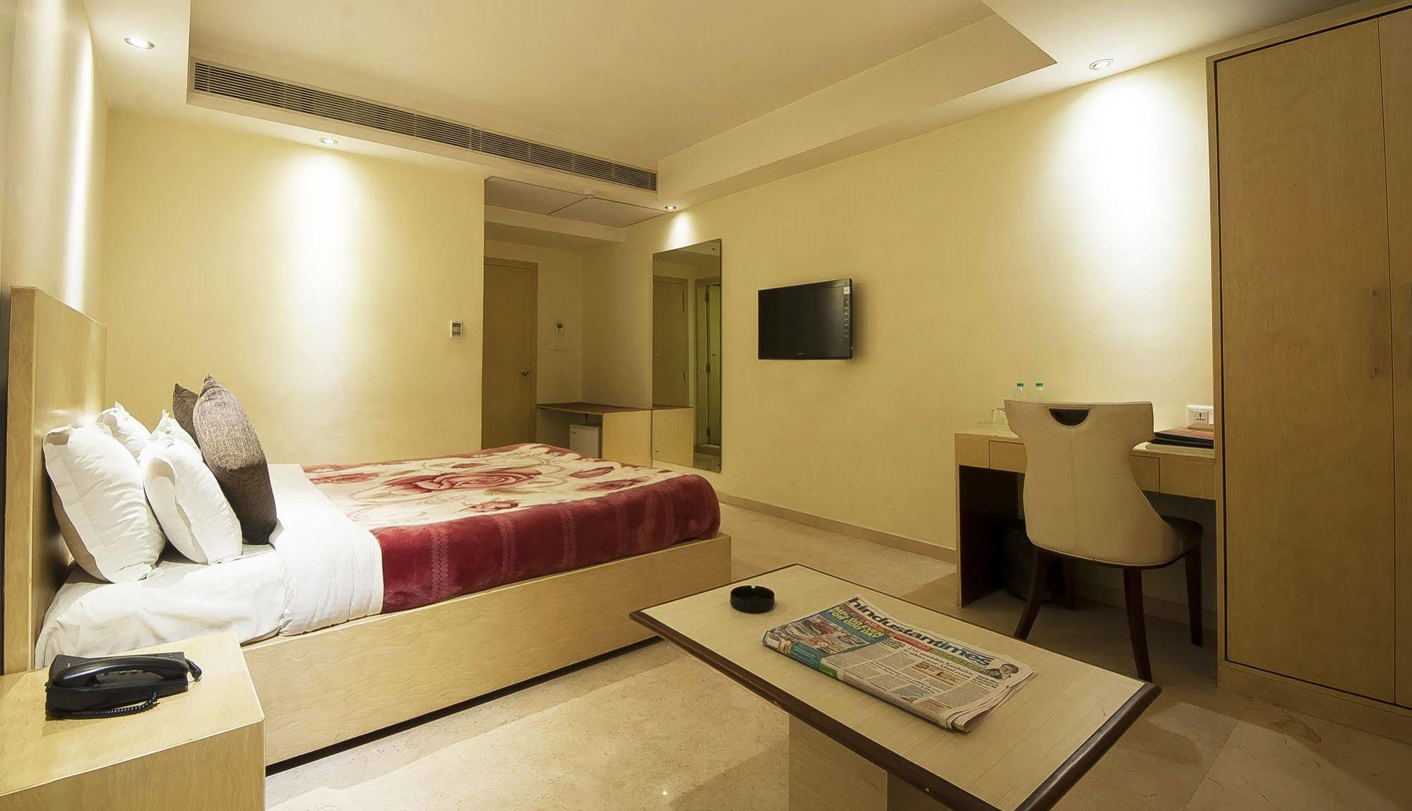Mayur Hotel New Delhi Bagian luar foto